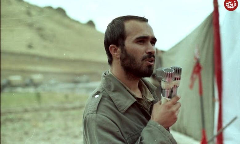 عکس؛ سفر به تاریخ؛ لحظۀ وداع رزمندگان لشکر امام حسین (ع) با پیکر «شهید خرازی»؛ سال 65