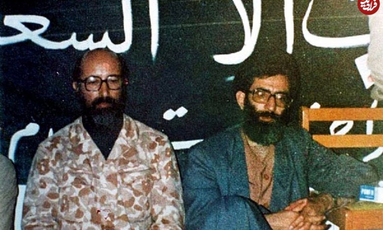 عکس؛ سفر در زمان؛ «شهید چمران در کنار رهبر انقلاب» در صحرای طبس؛ اواخر دهه 50 عکس؛ سفر در زمان؛ «شهید چمران در کنار رهبر انقلاب» در صحرای طبس؛ اواخر دهه 50