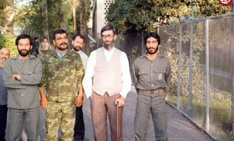 عکس؛ سفر به تاریخ؛ «رهبر انقلاب» با ماسک ضد گاز در بازدید از یک معدن؛ دهۀ 70