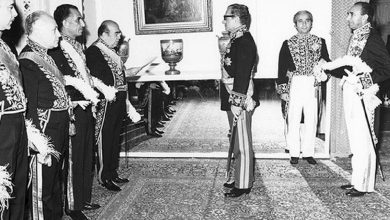 سفر در زمان؛ یادداشت‌های علم، یکشنبه ۹ مهر ۱۳۵۱: تعجب آور بود که شاه نسبت به نخست وزیر بی اعتنایی کرد