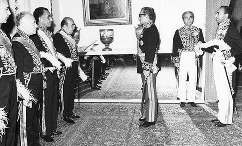 سفر در زمان؛ یادداشت‌های علم، یکشنبه ۹ مهر ۱۳۵۱: تعجب آور بود که شاه نسبت به نخست وزیر بی اعتنایی کرد