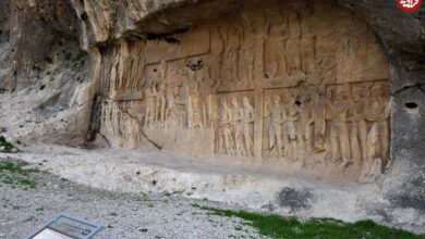 عکس؛ سفر به تاریخ؛ بساط استراحت مردان قاجاری در کنار نقش‌برجستۀ ساسانی؛ یک قرن قبل