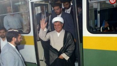 عکس؛ سفر به تاریخ؛ کلاه خاص «هاشمی رفسنجانی» در بازدید از کندوهای عسل؛ سال 92