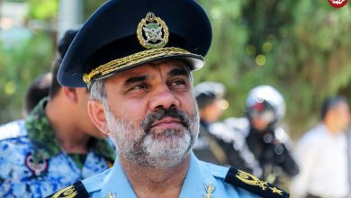 عکس؛ سفر به تاریخ؛ «سرتیپ شاه‌صفی، فرمانده نیروی هوایی ارتش» در حال دریافت نشان نصر از رهبر انقلاب