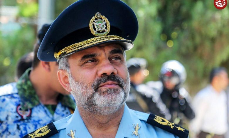 عکس؛ سفر به تاریخ؛ «سرتیپ شاهصفی، فرمانده نیروی هوایی ارتش» در حال دریافت نشان نصر از رهبر انقلاب عکس؛ سفر به تاریخ؛ «سرتیپ شاهصفی، فرمانده نیروی هوایی ارتش» در حال دریافت نشان نصر از رهبر انقلاب