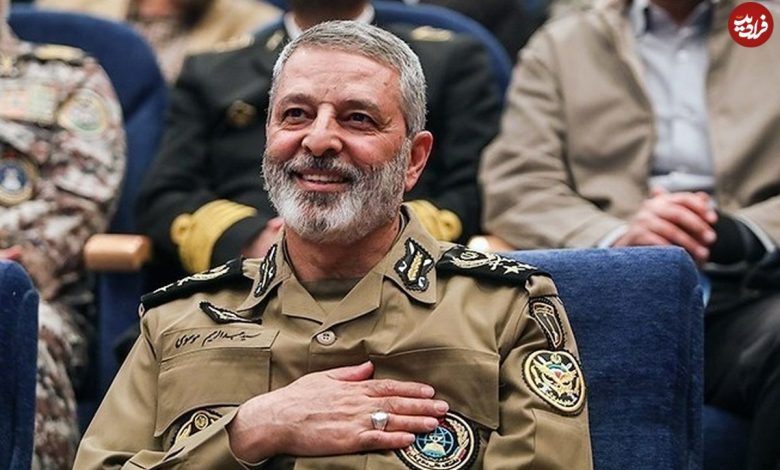 عکس؛ سفر به تاریخ؛ «امیر سرلشکر موسوی» در حال بوسیدن دست پدر شهید؛ سال 1401