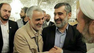 عکس؛ سفر به تاریخ؛ اشک‌های «حاج قاسم سلیمانی» در گوشه‌ای از حرم امام رضا (ع)؛ دهۀ 90