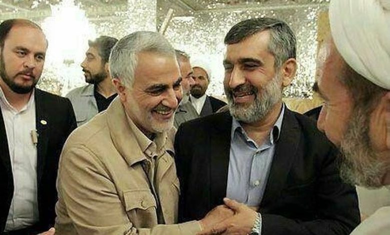 عکس؛ سفر به تاریخ؛ اشک‌های «حاج قاسم سلیمانی» در گوشه‌ای از حرم امام رضا (ع)؛ دهۀ 90