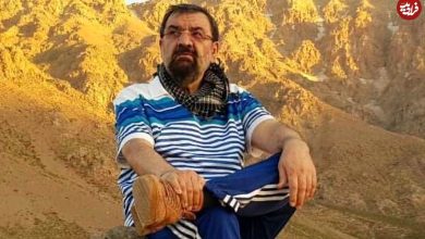 عکس؛ سفر به تاریخ؛ «محسن رضایی» در حال سخنرانی برای رزمنده‌ها در کنار «شهید همت»؛ دهۀ 60