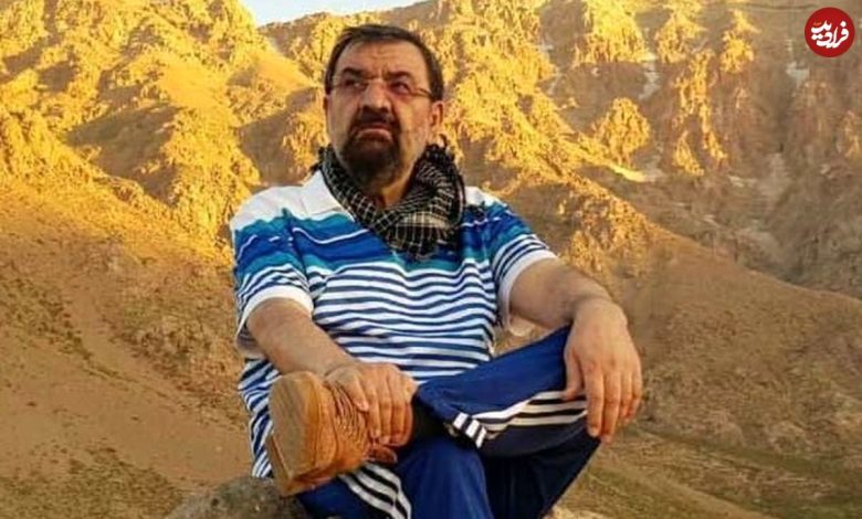 عکس؛ سفر به تاریخ؛ «محسن رضایی» در حال سخنرانی برای رزمندهها در کنار «شهید همت»؛ دهۀ 60 عکس؛ سفر به تاریخ؛ «محسن رضایی» در حال سخنرانی برای رزمندهها در کنار «شهید همت»؛ دهۀ 60