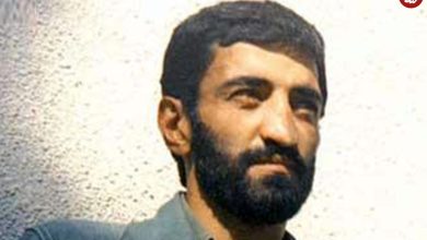 عکس؛ سفر به تاریخ؛ «احمد متوسلیان» و همرزمانش در حال کندن زمین در برف؛ سال 58