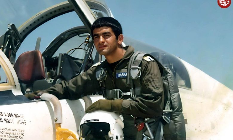 عکس؛ سفر در زمان؛ «سرلشکر خلبان بابایی» در یک نمایشگاه نظامی؛ اواخر دهه 50