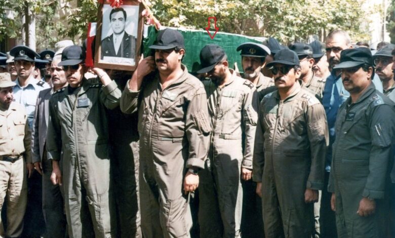 عکس؛ سفر در زمان؛ پیکر یک شهید نیروی هوایی روی دوش «سرلشکر بابایی»؛ دهه 60 عکس؛ سفر در زمان؛ پیکر یک شهید نیروی هوایی روی دوش «سرلشکر بابایی»؛ دهه 60