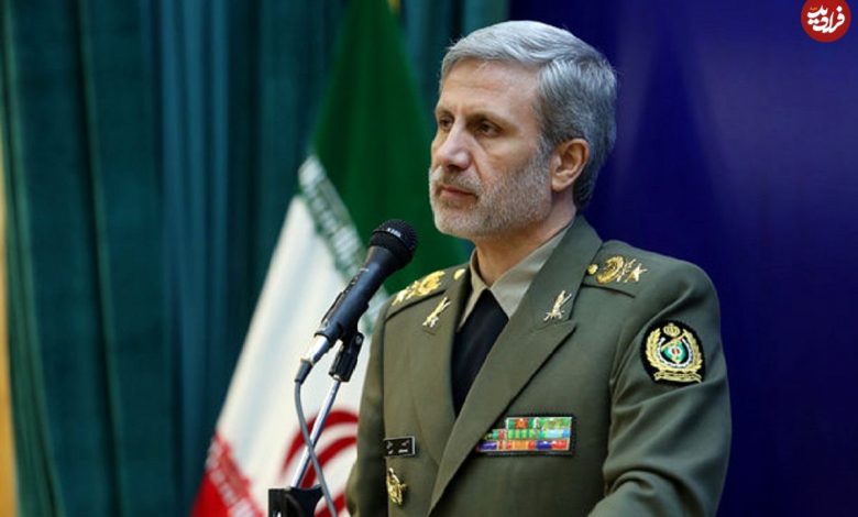 عکس؛ سفر در زمان؛ «امیر حاتمی در حال خوش و بش با سرلشکر باقری»؛ دهه 90 عکس؛ سفر در زمان؛ «امیر حاتمی در حال خوش و بش با سرلشکر باقری»؛ دهه 90