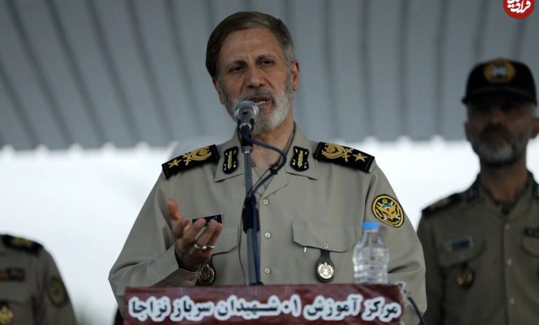 عکس؛ سفر در زمان؛ «امیر حاتمی فرمانده ارتش در حال دریافت تقدیرنامه از رهبر انقلاب»؛ دهه 60 عکس؛ سفر در زمان؛ «امیر حاتمی فرمانده ارتش در حال دریافت تقدیرنامه از رهبر انقلاب»؛ دهه 60