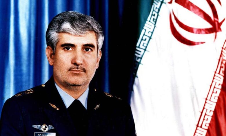 عکس؛ سفر در زمان؛ «سرلشکر ستاری» در حال گفتگو با فرماندهان نیروی هوایی؛ اوایل دهه 70 عکس؛ سفر در زمان؛ «سرلشکر ستاری» در حال گفتگو با فرماندهان نیروی هوایی؛ اوایل دهه 70