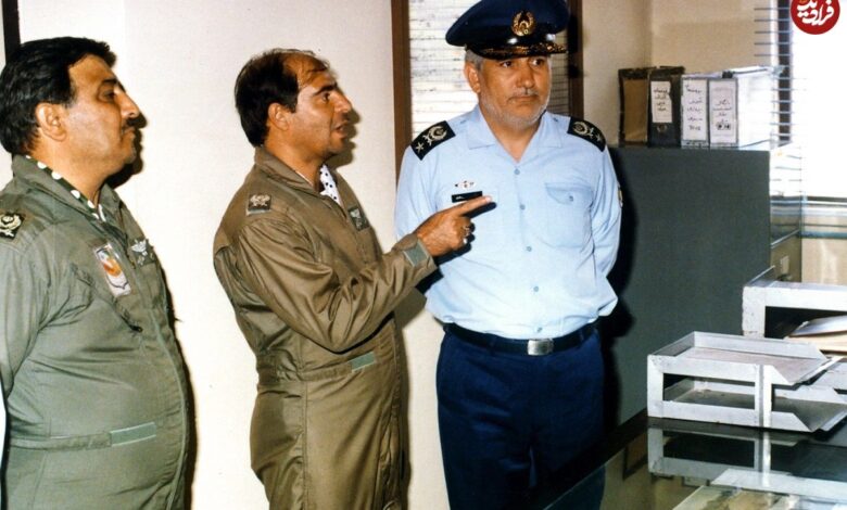 عکس؛ سفر در زمان؛ «سرلشکر ستاری» در حال تقدیر از یک خلبان؛ اواخر دهه 60 عکس؛ سفر در زمان؛ «سرلشکر ستاری» در حال تقدیر از یک خلبان؛ اواخر دهه 60