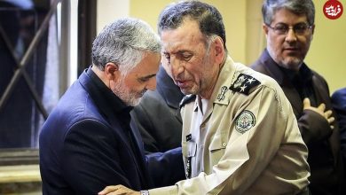 عکس؛ سفر به تاریخ؛ رهبر انقلاب با لباس بلوچی در کنار «سرلشکر سلیمی، فرماندۀ سابق ارتش»؛ دهۀ 60