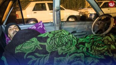 عکس؛ تهران، شهر بی‌خانمان‌های متحرک: رانندگانی که در پرایدشان زندگی می‌کنند