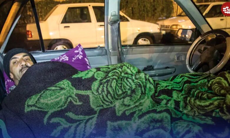عکس؛ تهران، شهر بی‌خانمان‌های متحرک: رانندگانی که در پرایدشان زندگی می‌کنند
