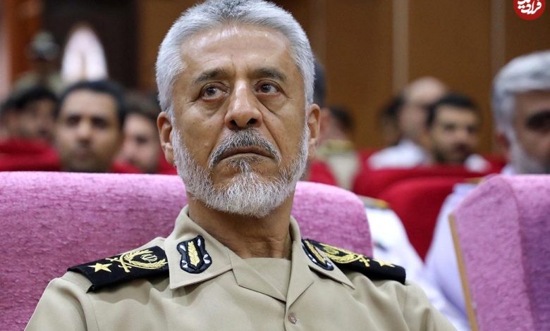 عکس؛ سفر در زمان؛ «دریادار سیاری در کنار دو رزمنده روی عرشه کشتی»؛ دهه 60