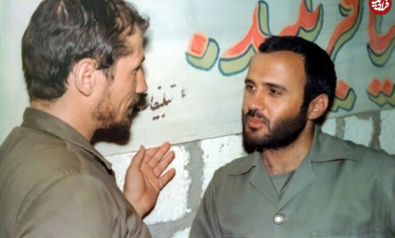 عکس؛ سفر در زمان؛ «سرلشکر رشید» در حال بررسی موقعیت بعثی ها در جبهه؛ دهه 60 عکس؛ سفر در زمان؛ «سرلشکر رشید» در حال بررسی موقعیت بعثی ها در جبهه؛ دهه 60