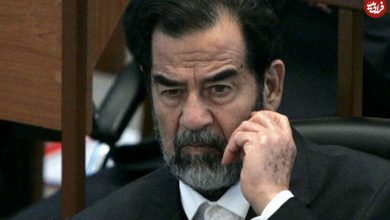 عکس؛ سفر به تاریخ؛ «صدام حسین» در حال روشن کردن سیگار برگ در سالن اجلاس سران عرب؛ سال 1360