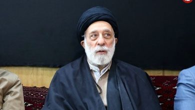 عکس؛ سفر به تاریخ؛ گفتگوی «رهبر انقلاب» با برادر کوچکترشان «سید هادی خامنه‌ای» در یک مراسم
