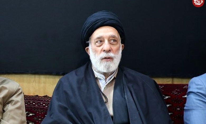 عکس؛ سفر به تاریخ؛ گفتگوی «رهبر انقلاب» با برادر کوچکترشان «سید هادی خامنهای» در یک مراسم عکس؛ سفر به تاریخ؛ گفتگوی «رهبر انقلاب» با برادر کوچکترشان «سید هادی خامنهای» در یک مراسم