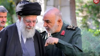 عکس؛ سفر به تاریخ؛ صحبت در گوشی دختر شهید با «سردار سلامی»؛ سال 1401