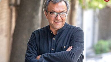 عکس؛ سفر در زمان؛  احسان شریعتی در حال سخنرانی برای پدرش