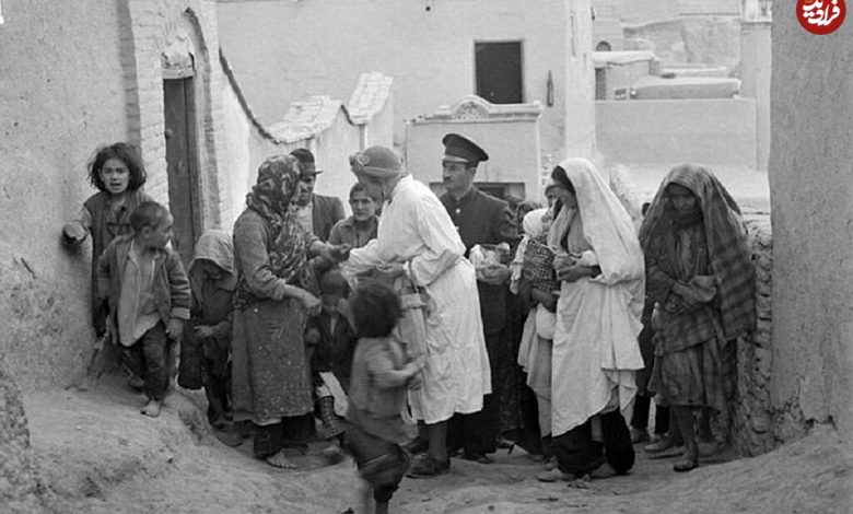 عکس؛ سفر در زمان؛ تهران، شهریور ۱۳۲۰؛ سایه روشن ترس و چکمههای بیگانه عکس؛ سفر در زمان؛ تهران، شهریور ۱۳۲۰؛ سایه روشن ترس و چکمههای بیگانه