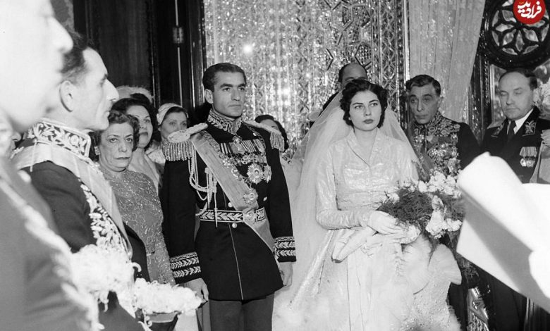 عکس؛ سفر در زمان؛ «ثریا و محمدرضا پهلوی» در حال حرف زدن با طوطی؛ دهه 30 عکس؛ سفر در زمان؛ «ثریا و محمدرضا پهلوی» در حال حرف زدن با طوطی؛ دهه 30