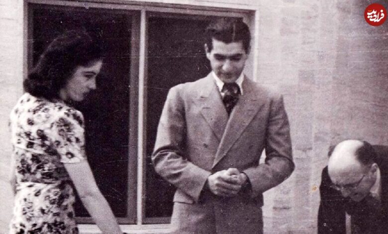 عکس؛ سفر در زمان؛ «فوزیه و محمدرضا پهلوی» در حال بازدید از مقر نظامی آمریکایی ها در تهران؛ سال ۱۳۲۱ عکس؛ سفر در زمان؛ «فوزیه و محمدرضا پهلوی» در حال بازدید از مقر نظامی آمریکایی ها در تهران؛ سال ۱۳۲۱