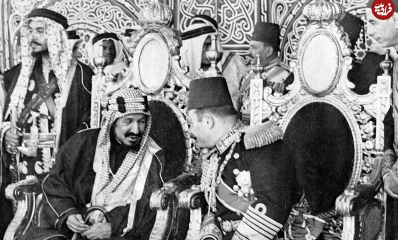 عکس؛ سفر در زمان؛ «پادشاه اول عربستان و مهمان ها» در حال خوردن یک شتر بزرگ؛ سال 1325 عکس؛ سفر در زمان؛ «پادشاه اول عربستان و مهمان ها» در حال خوردن یک شتر بزرگ؛ سال 1325