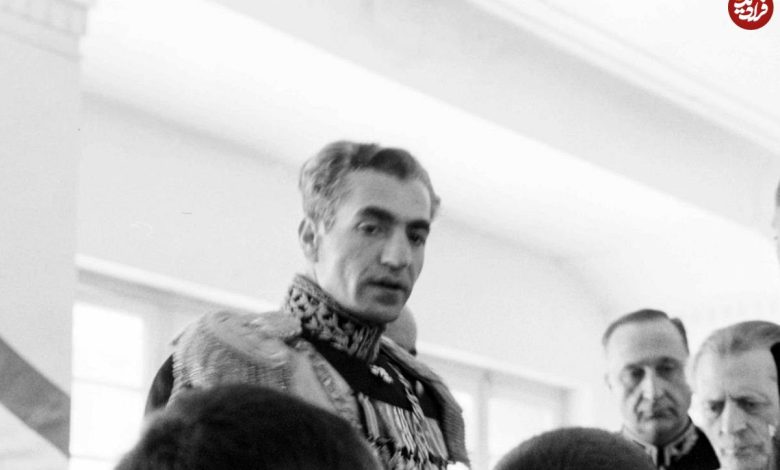 تصاویر؛ سفر در زمان؛ «محمدرضا پهلوی» در دفتر کارش؛ 2 فروردین 1337 تصاویر؛ سفر در زمان؛ «محمدرضا پهلوی» در دفتر کارش؛ 2 فروردین 1337