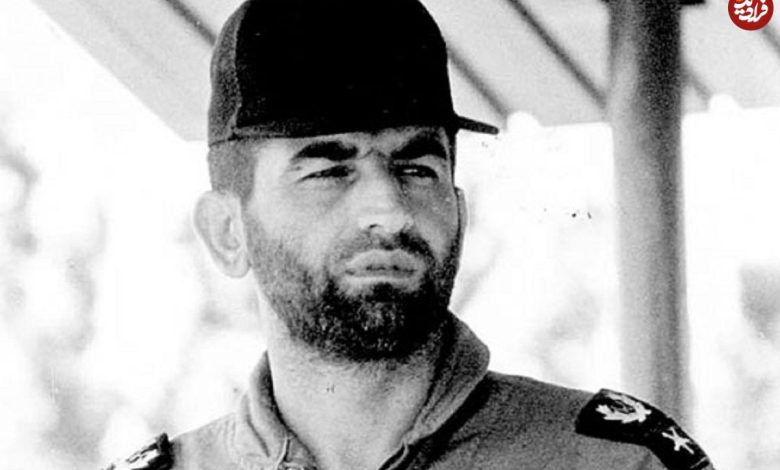 عکس؛ سفر در زمان؛ «عباس بابایی» با لباس شخصی در میان خلبان ها؛ دهه 60 عکس؛ سفر در زمان؛ «عباس بابایی» با لباس شخصی در میان خلبان ها؛ دهه 60