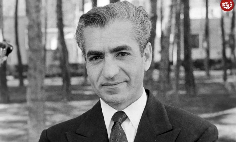 عکس؛ سفر در زمان؛ «محمدرضا پهلوی» در حال قدم زدن در سعدآباد؛ سال 1337