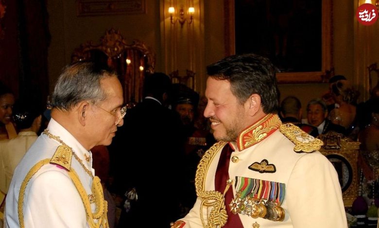 عکس؛ سفر در زمان؛ «ملک عبدالله دوم، پادشاه اردن و پسر بی رحم صدام» در یک مراسم؛ سال 1372 عکس؛ سفر در زمان؛ «ملک عبدالله دوم، پادشاه اردن و پسر بی رحم صدام» در یک مراسم؛ سال 1372