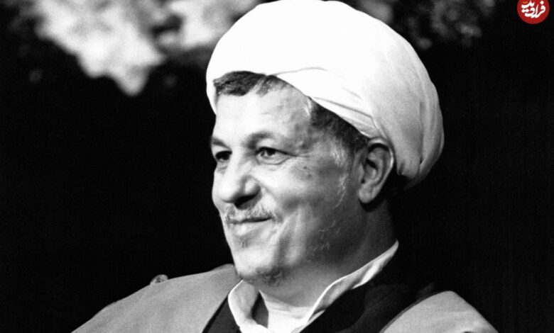 عکس؛ سفر در زمان؛ «هاشمی رفسنجانی و رهبر انقلاب» در یک مراسم سیاسی؛ سال 1364 عکس؛ سفر در زمان؛ «هاشمی رفسنجانی و رهبر انقلاب» در یک مراسم سیاسی؛ سال 1364