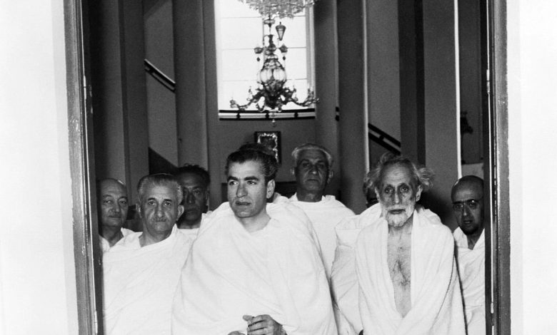 عکس؛ سفر در زمان؛ «محمدرضا پهلوی با لباس احرام در مراسم حج»؛ سال 1336 عکس؛ سفر در زمان؛ «محمدرضا پهلوی با لباس احرام در مراسم حج»؛ سال 1336