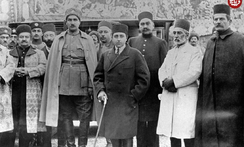 عکس؛ سفر در زمان؛ «رضاخان، وزیر جنگ در حال بازدید از یک مانور نظامی»؛ سال 1300 عکس؛ سفر در زمان؛ «رضاخان، وزیر جنگ در حال بازدید از یک مانور نظامی»؛ سال 1300