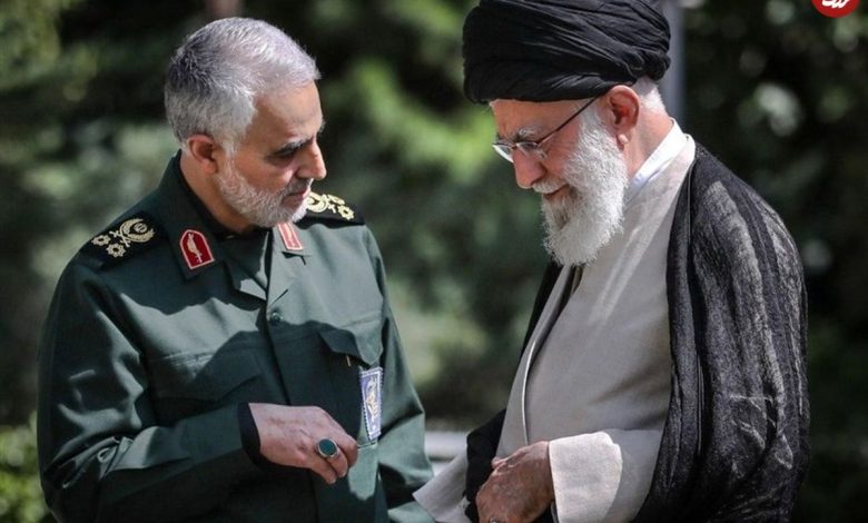 تصاویر؛ سفر در زمان؛ سردار سلیمانی و رهبر انقلاب در حال گفتگو در حیاط بیت؛ دهه ۹۰ تصاویر؛ سفر در زمان؛ سردار سلیمانی و رهبر انقلاب در حال گفتگو در حیاط بیت؛ دهه ۹۰