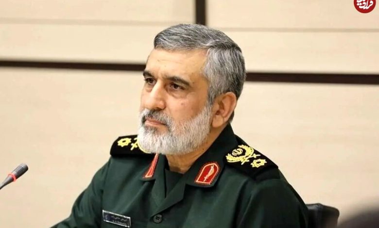 عکس؛ سفر در زمان؛ «سردار حاجی زاده» در یک مراسم در بیت رهبری؛ سال 1403 عکس؛ سفر در زمان؛ «سردار حاجی زاده» در یک مراسم در بیت رهبری؛ سال 1403