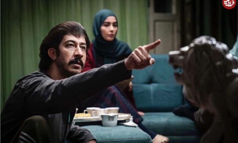 عکس؛ سفر در زمان؛ «بهتاش فریبا» در اتاق گریم سریال پایتخت 7؛ سال 1403