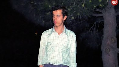 عکس؛ سفر به تاریخ؛ «حسن باقری» (برادر سرلشکر باقری) قبل از انقلاب در کنار دوستانش با عکس امام خمینی