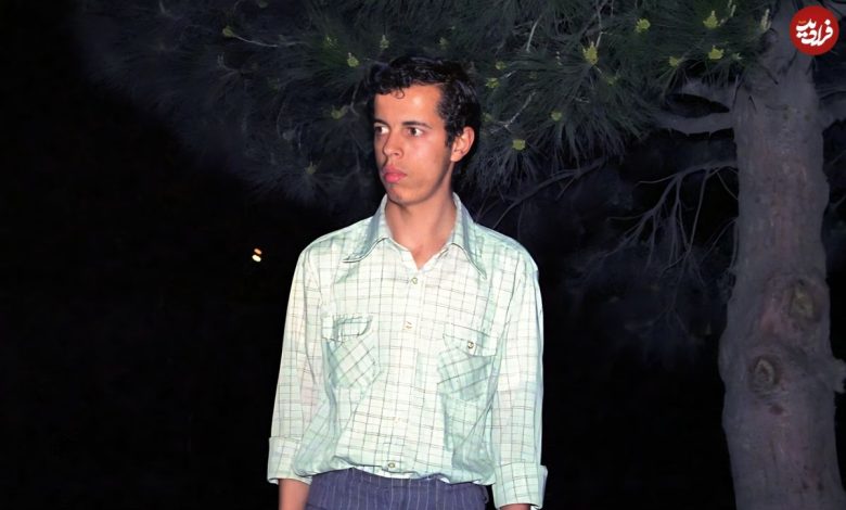 عکس؛ سفر به تاریخ؛ «حسن باقری» (برادر سرلشکر باقری) قبل از انقلاب در کنار دوستانش با عکس امام خمینی عکس؛ سفر به تاریخ؛ «حسن باقری» (برادر سرلشکر باقری) قبل از انقلاب در کنار دوستانش با عکس امام خمینی