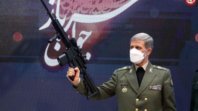 عکس؛ سفر به تاریخ؛ «امیر حاتمی، فرماندۀ ارتش» در حال نشانه‌گیری با تفنگ دوربین‌دار؛ سال ۱۳۹۹