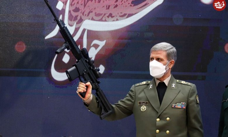 عکس؛ سفر به تاریخ؛ «امیر حاتمی، فرماندۀ ارتش» در حال نشانهگیری با تفنگ دوربیندار؛ سال ۱۳۹۹ عکس؛ سفر به تاریخ؛ «امیر حاتمی، فرماندۀ ارتش» در حال نشانهگیری با تفنگ دوربیندار؛ سال ۱۳۹۹