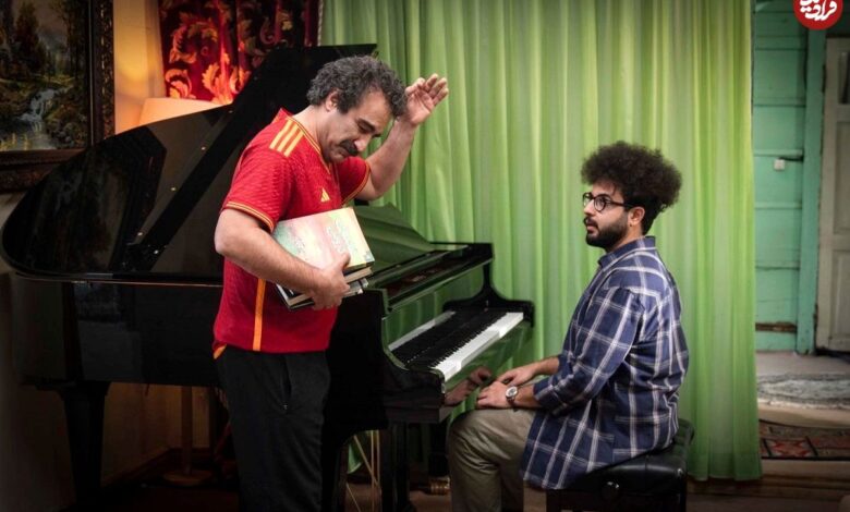 عکس؛ سفر در زمان؛ «نقی، هما، بهروز، شری و ارسطو» در پشت صحنه پایتخت 7؛ سال 1403 عکس؛ سفر در زمان؛ «نقی، هما، بهروز، شری و ارسطو» در پشت صحنه پایتخت 7؛ سال 1403